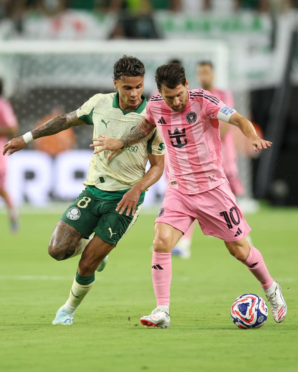 关于马德里竞技训练开放日，国际比赛日止住颓势引欢呼，西甲在即，更衣室氛围转暖的信息