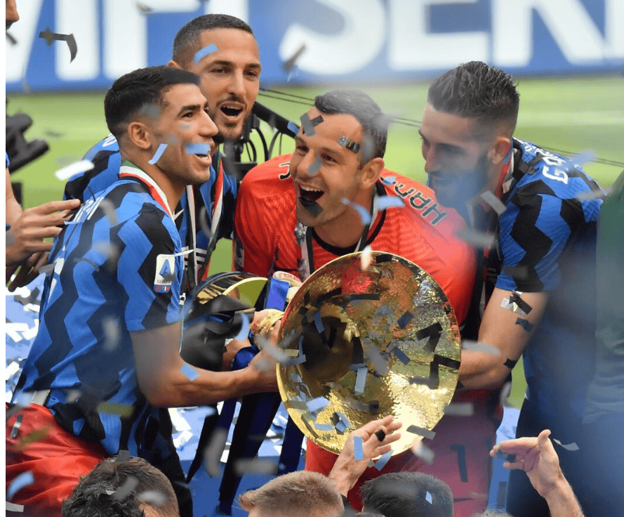 包含阿贾克斯赛前回应争议，志在欧篮联名次提升，球迷炸锅，资深球员宣示担当的词条