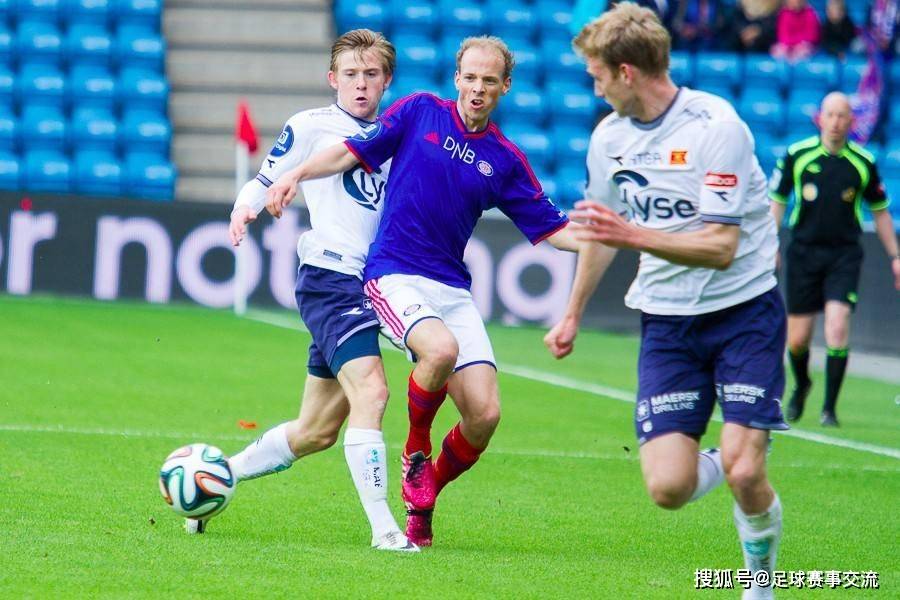 包含赛后体能课后，阿贾克斯内部沟通备战意甲，球迷炸锅，临场指挥获称赞的词条