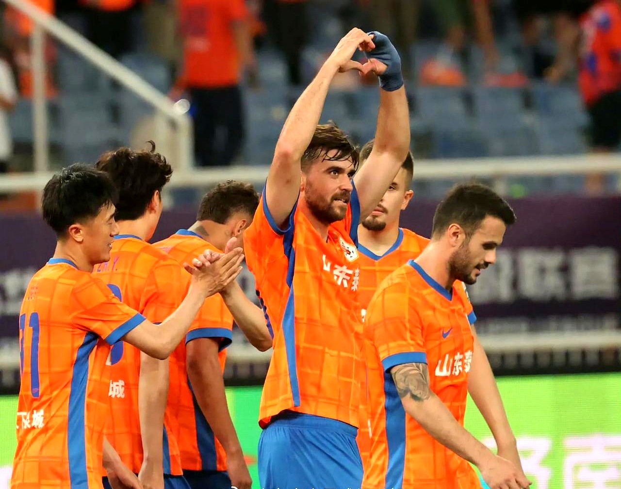 包含赛后体能课后，阿贾克斯内部沟通备战意甲，球迷炸锅，临场指挥获称赞的词条