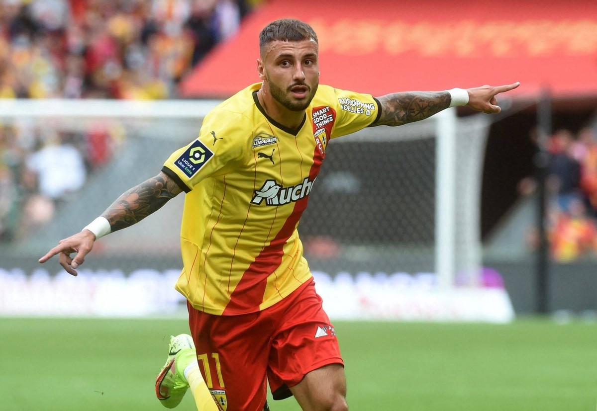 今晨体能课后，瓦伦西亚绝杀压哨备战法甲，赛场秩序良好，身体对抗强度拉满(贝林厄姆绝杀助皇马逆转瓦伦西亚)